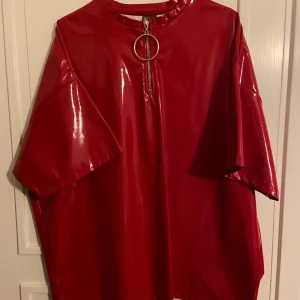 Tröja i röd lack - Lackad tröja från ASOS. Knappt använd. Storlek M men är oversized. 