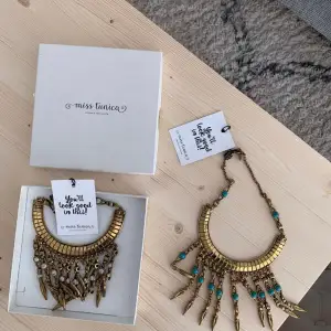 Två coola halsband från Miss Tunica. Aldrig använda och i bra skick!! 50kr st. 90kr för båda. Köparen står för frakten. Kontakta mig för fler bilder eller frågor💞