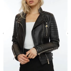 Chiquelle skinnjacka  - Jacka i läderimitation med quiltade detaljer. Väldigt fint skick då jackan är mycket sparsamt använd. Jackan är liten i storleken 