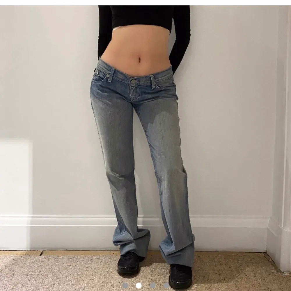 Supersnygga lågmidjade jeans från Victoria Beckham for Rock & Republic. Köpta på Depop men tyvärr för små för mig som brukar ha M-L i byxor. Passar nog en XS-M beroende på hur stora höfter man har. OBS sista två bilder lånade. Frakt tillkommer. Jag har även tillgång till symaskin så jag kan sy upp dem om nån behöver det! . Jeans & Byxor.