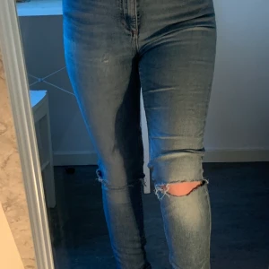 Jeans med slitningar  - Dessa byxor har inte kommit till användning, de har slitningar på båda knäna! De är ifrån lager 157, de är lite långa på mig som är 162! Betala via swish 😃