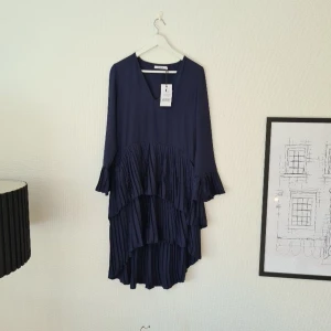 Klänning Na-Kd strl. 36 - Mörkblå klänning från Na-Kd i storlek 36. Aldrig använd.