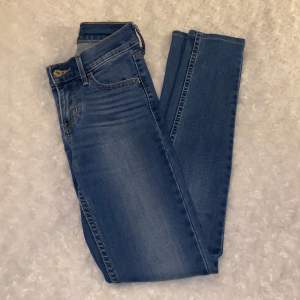 Tighta lågmidjade jeans från Levis i storlek W.24 ❤️ 710 Super Skinny 👖 Supersköna och stretchiga! Jeansen är i mycket fint skick och är sparsamt använda, säljer då jag inte kan ha dem längre. Samfraktar gärna med andra plagg och betalning sker via Swish <33