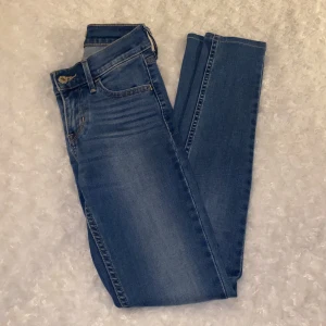 Jeans från Levis strl W.24 - Tighta lågmidjade jeans från Levis i storlek W.24 ❤️ 710 Super Skinny 👖 Supersköna och stretchiga! Jeansen är i mycket fint skick och är sparsamt använda, säljer då jag inte kan ha dem längre. Samfraktar gärna med andra plagg och betalning sker via Swish <33