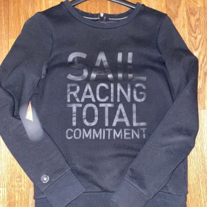 Sail racing tjocktröja  - Skitsnygg svart sail racing tjocktröja storlek S, original pris 599. DM för intresse ❤️ 