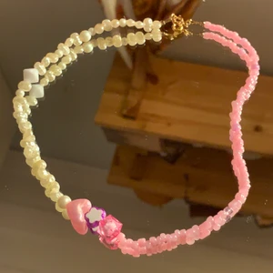 Pärlhalsband - Säljer dessa två pärlhalsaband som jag själv gjort! Säljs tillsammans eller separata för 80kr/st. Så gulliga för att liva upp en outfit! Den ena är något mindre än den andra, hör av er för mer bilder!💖🖤🤍✨