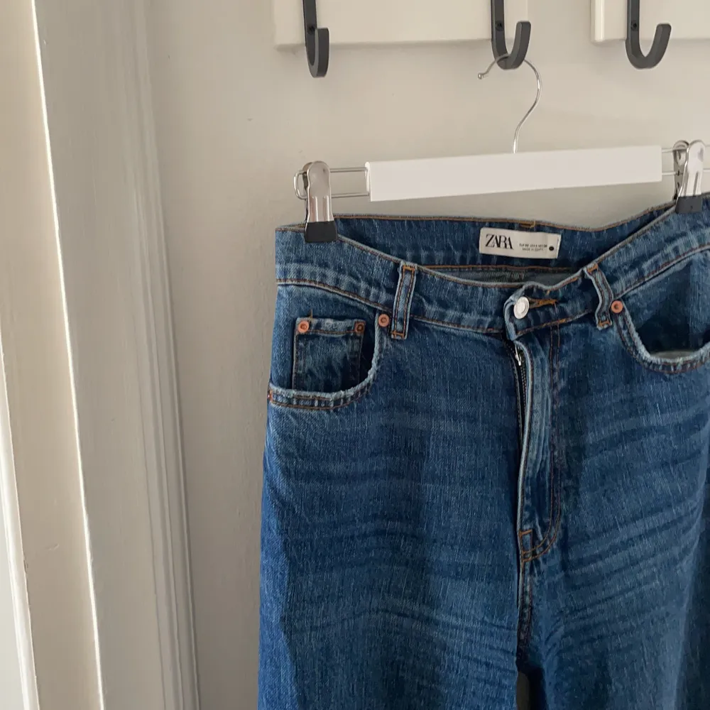 Zaras populära jeans 90s full length med råa kanter (kan klippas efter önskad längd) Hög midja. Storlek S knappt använda så bra skick.. Jeans & Byxor.