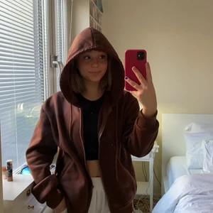 Brun hoodie - Trendig brun zip up hoodie som tyvärr inte kommer till användning. Använd 1 gång buda!❤️  Budgivningen avslutas på fredag 15:00🥰