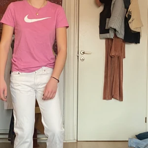 Nike tröja i dri-fit  - Säljer denna jättefina rosa Nike tröja, den är i strl XS men är inte överdrivet tights så den kan ge en nice stor vibe! Den är i princip aldrig använd & drf i superbra skick!