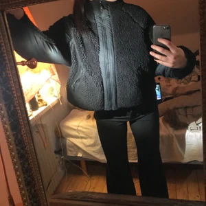 Teddy Jacka  - Svart teddy jacka med snygga detaljer! 