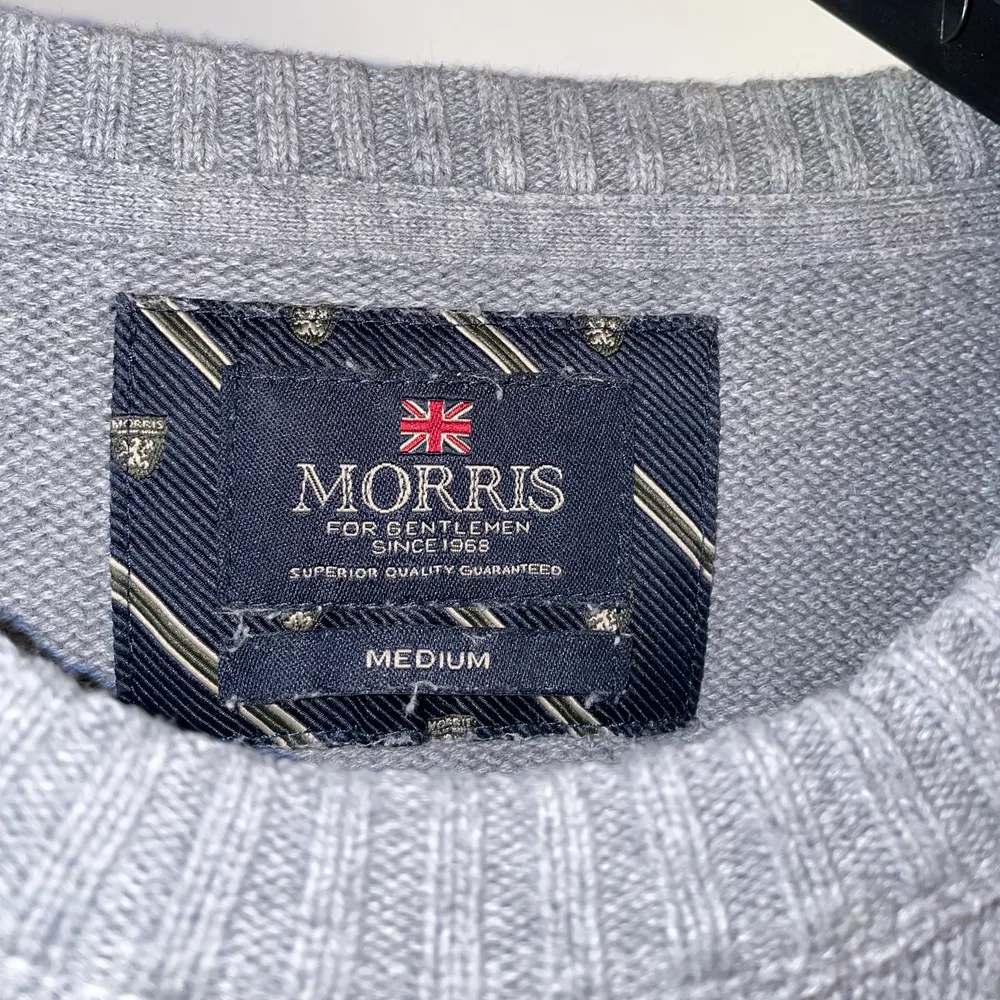 Jättefin tröja från Morris, passar perfekt för båda könen. Jag själv skulle haft en vit skjorta under den eller använt den som en oversized nice tröja. Den är i ett bra skick och perfekt alla hjärtans dag present🤍. Stickat.