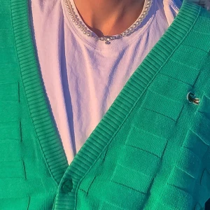 Lacoste cardigan - Kor budgivning för min fav cardigan :) lacoste e den och passar jättesnygg med allt! jag e 1.88 och det passar mig bra, någon kortare kommer ha den mer oversized! Bud i kommenterna eller privat! endast seriösa köpare! Bud ligger på: 200kr