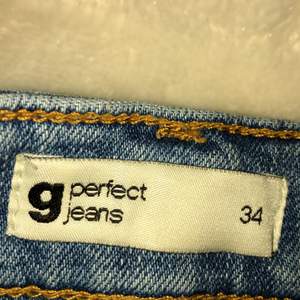 Dessa jeans är köpta på Gina tricot och köpte dessa för bara ett år sen:) de sitter jättebra men säljer på grund av att de har blivit lite korta för mig, sänkt pris till 75:)