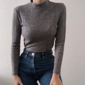 Långärmad grå tröja - Säljer en grå långärmad tröja från cropp town som jag tyvärr inte längre använder  