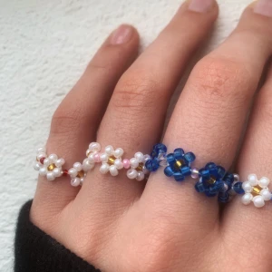 Handgjorda ringar⚡️ - jag säljer dessa handgjorda ringar! Supersöta! Passar alla storlekar då dom är gjorda med elastisk smyckestråd⚡️ 15 kr styck! Frakten kostar 14kr oavsett hur många man köper!