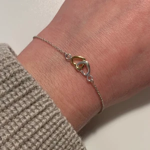 Armband - 💕Armband från Guldfynd💕 i äkta silver (har stämpel 925) aldrig använt! Perfekt som present eller som vardagssmycke till dig själv, asken medföljer vid köp. Nypris 329kr.                                                           Kolla gärna in mina andra annonser!