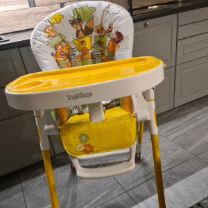 Barnstol - Barnstol( Peg-perego prima pappa) Jätte bra skick!. Hoppfällbar matstol användas som en bekväm vilstol, sedan från 6 månader kan den användas som barnstol för att äta och spela. När barnet är tillräckligt gammalt kan han äta vid bordet med de vuxna genom att ta bort det löstagbara brickan. Den har fyra hjul.
