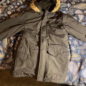 Lyle and scott jacka - Köpte denna för nått år sedan för ungefär 1500kr och inte använt den så mycket. I jättefint skick och jag växte ur den när ja kom över 158cm men har haft den nu ändå bara att den sitter lite tajt då. Men om ni undrar något är de bara att skriva. Mvh Elis 