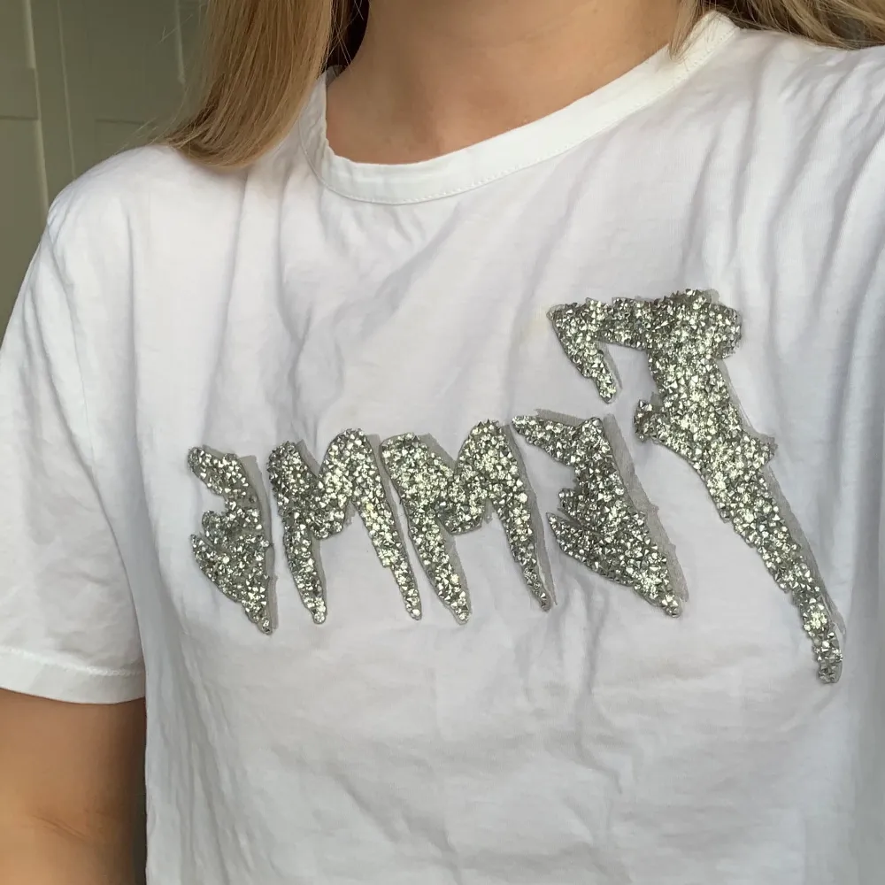 Croppad T-shirt med glittrigt tryck ”femme”. T-shirts.