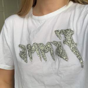 Croppad T-shirt med glittrigt tryck ”femme”