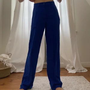 💙💙 - raka blåa byxor! bra skick!💙💙 jag är 165cm och har en innerbenslängd på 75cm!💗