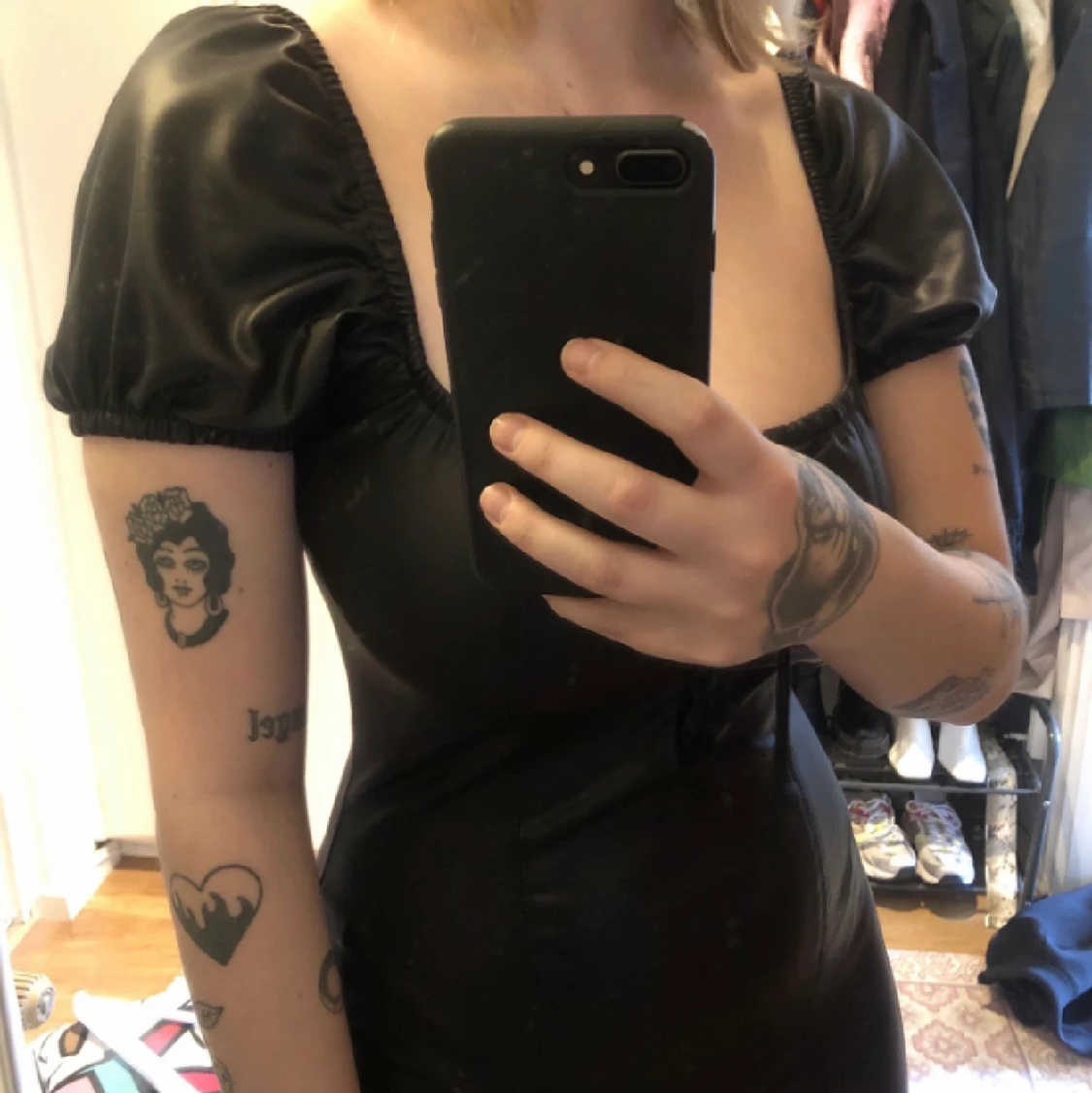 Svart fakeskinn klänning  - 91