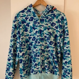 Bape Hoodie - Intressekoll på denna bape hoodien. I detta fallet en icke autentisk hoodie. Använd 1-3 gånger och inget är fel på den. Modellen är inte autentisk och därför stämmer icke storleken, L motsvarar då alltså = S/M