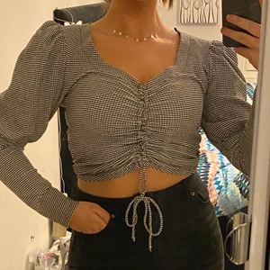 Topp med dragsko🤍🤍 - Så fin topp från Gina Tricot, endast använd någon gång så den är nästan som ny. Frakt tillkommer!