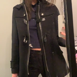 Jacka - Kappa från Zara. Köpt för ungefär 1 300kr❣️ Storkel XS. Skriv för fler bilder!!