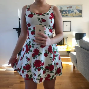 Klänning H&M  - Vit klänning med rosmönster från H&M i strl 32 ❣️ Knappt använd, fint skick. 