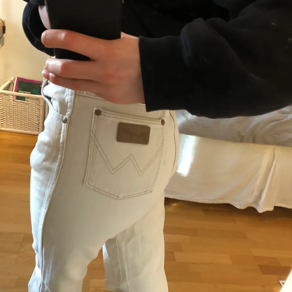 Assnygga beiga jeans från wrangler!! Vet inte exakt storleken men har sytt in de i midjan och brukar ha M och är 170 cm 💞💕 har några defekter som syns på bilderna men de är inget man tänker på . Jeans & Byxor.