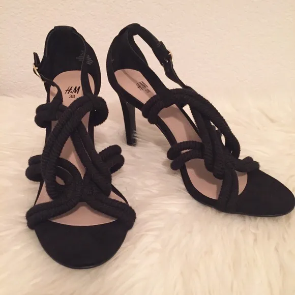 H&m black sandals. New, unworn. Size 38 They have little damage to the inner sole which is by no means visible when worn. Heel is a perfect size to be worn without discomfort.  Pick up available in Kungsholmen  Please check out my other items! :) . Skor.