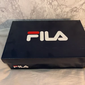 Svarta fila skor - Jag säljer FILA skor i strlk 38. Säljer dessa för att det är för stora för mig! Betala via swish