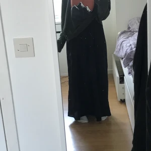 långkjol med fickor - snygg långkjol i nyskick, har även fickor lol. för lång på mig (155cm), så viker upp den, därför jag säljer. + 48kr frakt. 