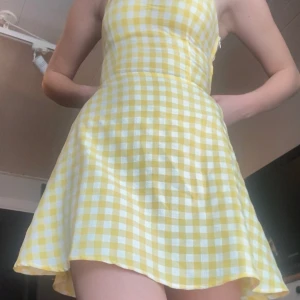 Gul Gangham klänning - Köpt på hm och knappt ändvänd. Den har öppen rygg.