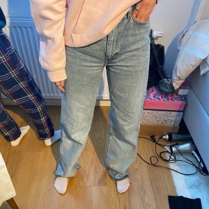 Vida jeans - Säljer ett par vida blå jeans som jag blekt som en fade från slutet av benen.det är stl 25w 32L passar mig som är 165/166cm. Startar bud från 200kr💕💕💕Hör av er vid intresse!