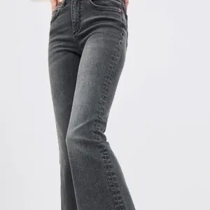 Säljer dessa byxor från zara! Dom är såå fina, och sitter helt perfekt! Buda från 150:- & frakten står du för som köper . Jeans & Byxor.