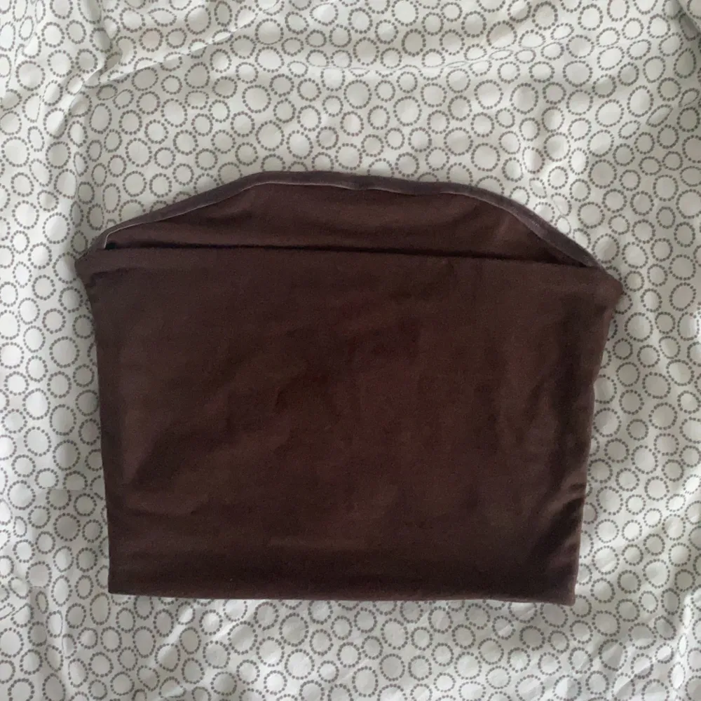 En brun bandeau topp från bikbok. (Aldrig använd då den var liten på mig som vanligtvis har S) . Toppar.