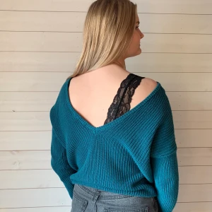 Tröja - Stickad tröja med öppen rygg. Färg: mörkgrön Fler bilder? Kontakta oss!