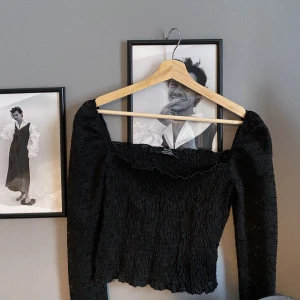 Svart blus - Svart blus med små söta hål i från Bershka 💕 Sitter jättefint på men säljer den då den inte är min stil 😋 Använd fåtal gånger så i gott skick