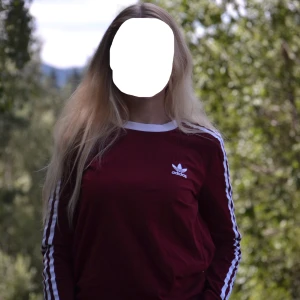 Adidas tröja - Säljer min vinröda adidaströja pga att den aldrig används längre. Tröjan är i bra skick och har inte använts speciellt många gånger. Jag är 1.60 lång och tröjan är lite oversized på mig. Kontakta mig om du har mer frågor💖 Köparen står för frakt och pris kan diskuteras✨ 