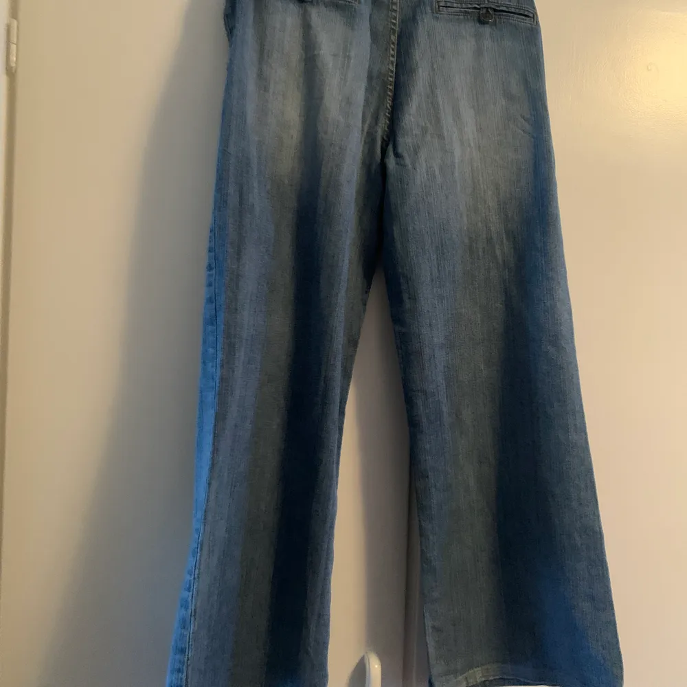 Snygga väldigt vida jean, fint skick (korta i benen, innermått ca 70cm). Jeans & Byxor.