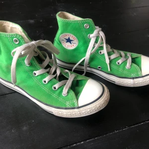  Converse gröna stl 35 - Begagnade men i väldigt fint skick. Gröna, 22cm, stl 35. 250kr eller ge ett bud :)