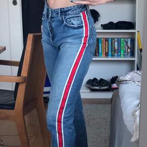 Jeans från Zara i strl 36 men röd detalj längs benen som ni ser. Jätte snygga till sommaren! Köpte för ett tag sedan så säljer för 150 kr elr högsta bud:) 