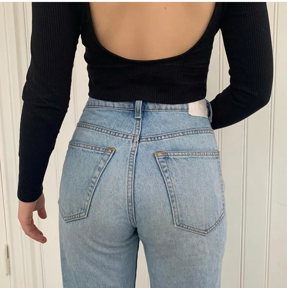 ljusa jeans från weekday🦋 storlek W26L26. bra skick! skicka ett meddelande vid frågor, mått etc.. Jeans & Byxor.