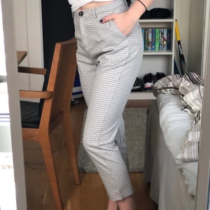 Rutiga kostymbyxor  - Rutiga kostymbyxor i beige färg. Strl M från märket the Editors Market. Fett snygga på, tycker bara de är lite för korta för mig. Säljer för 160 kr elr högsta bud:)