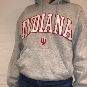 Indiana College Hoodie  - Vi säljer denna gråa college hoodie med Indiana broderat på. Priset är 349kr.  Den har ingen storlek men passar som en M. Personen på bilden är 175 och brukar ha på sig S/M. Det finns en liten fläck på armen som vi kan skicka på vid intresse av köp.  Kontakta oss på Plick eller på vår Instagram @wanderetro. Om flera visar intresse blir det budgivning. Köparen står för spårbar frakt på 66kr. 🤍