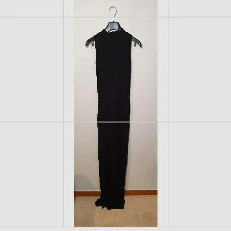 Säljer en svart klänning med polokrage som är köpt från Toplady. Klänningen är i storlek 36 och har endast använts en gång. Klänningen har också en öppning på ena sidan. Mitt pris: 110kr. . Klänningar.