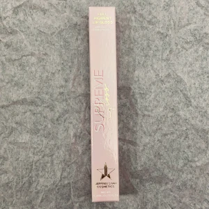 Jeffree star supreme gloss - Helt nytt supreme gloss från Jeffree Star cosmetics (ord pris: 170kr) säljer för 135 inklusive frakt!!💗