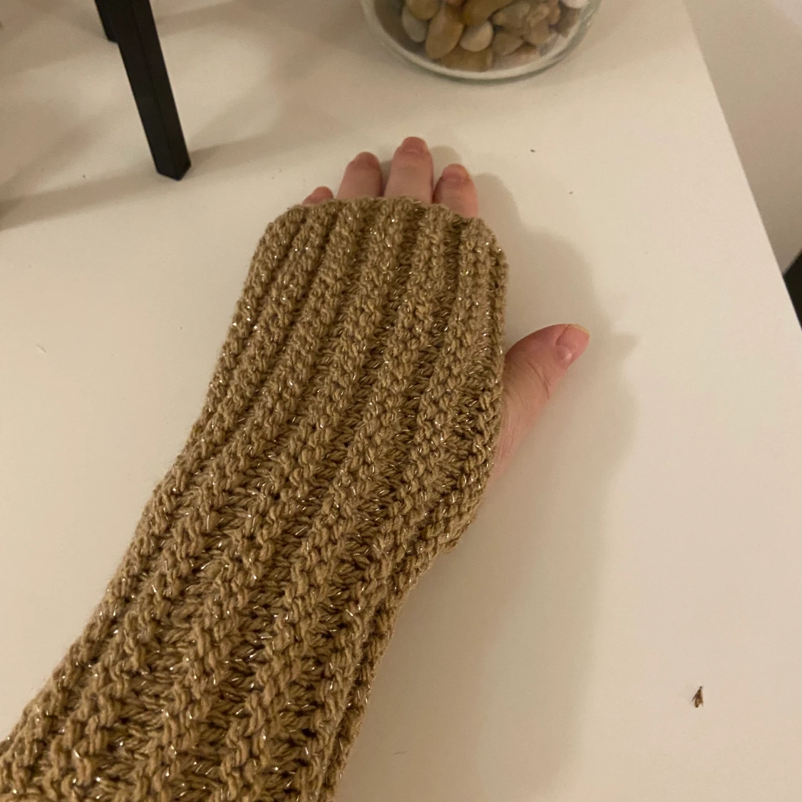 Handstickade torgvantar och halsduk 